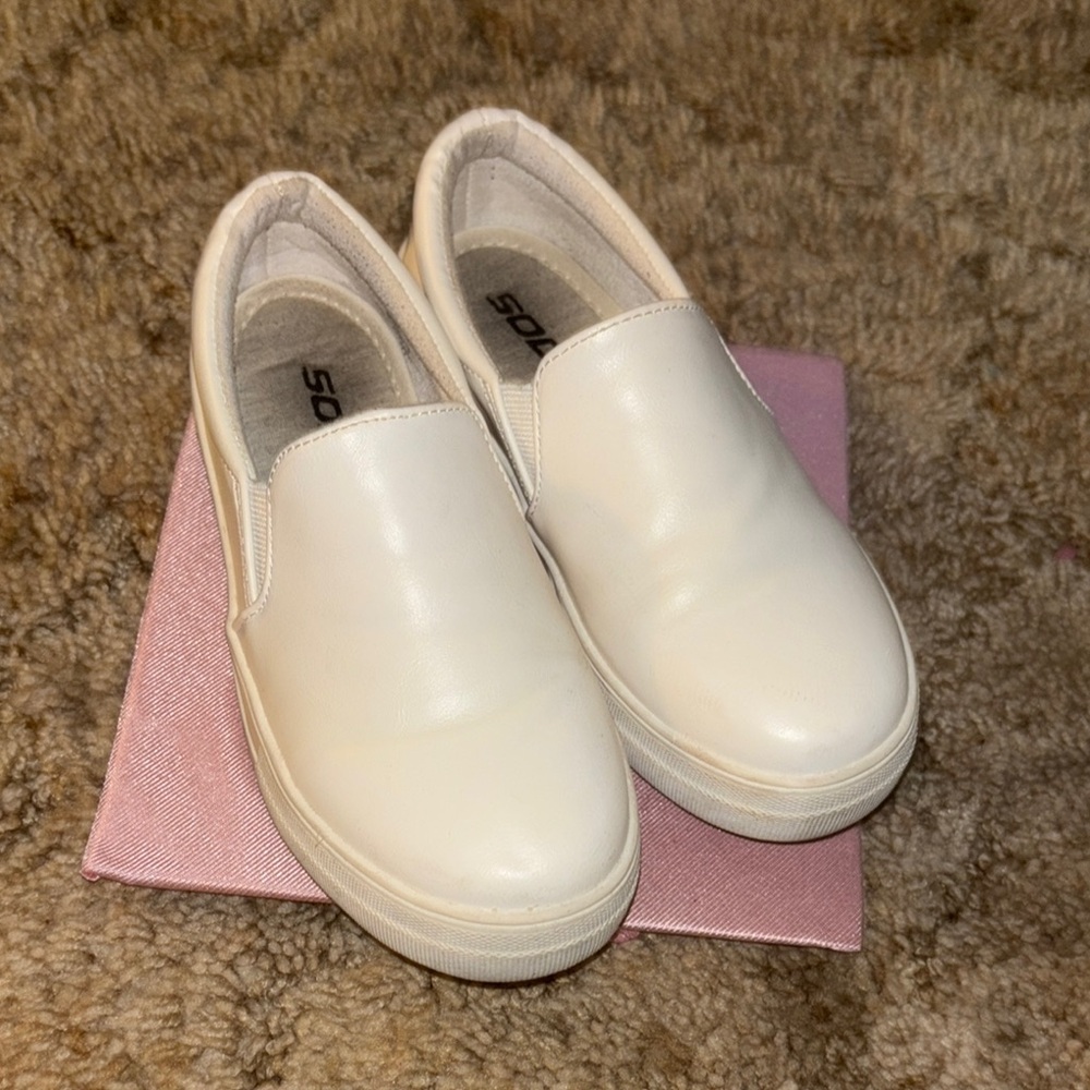 Soda White Slip-On Sneakers Minimalist Design size 1 little girl